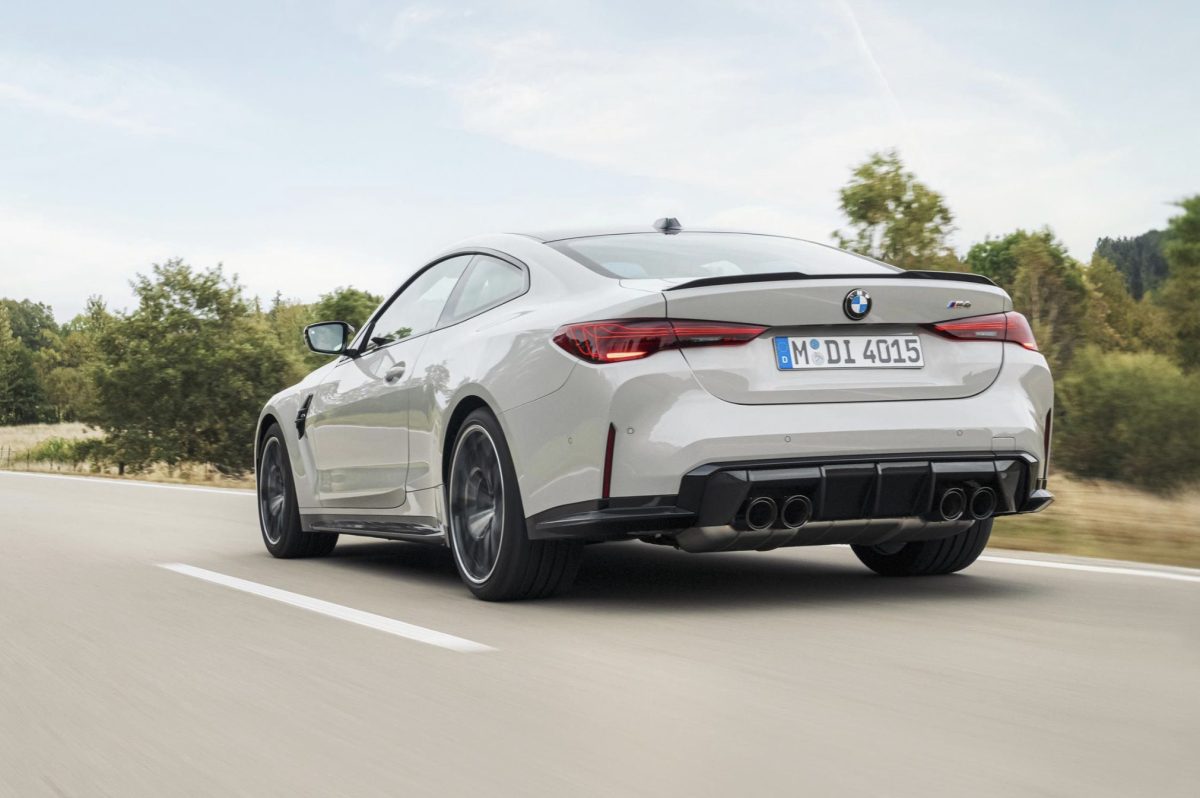 voiture de sport blanche bmw M4 coupé