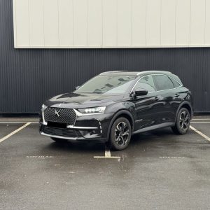 Vue 3/4 avant d'un DS 7 Crossback noir métallisé
