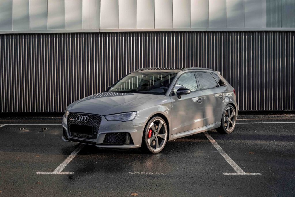 voiture de sport audi RS3 Gris nardo