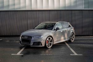 voiture de sport audi RS3 Gris nardo