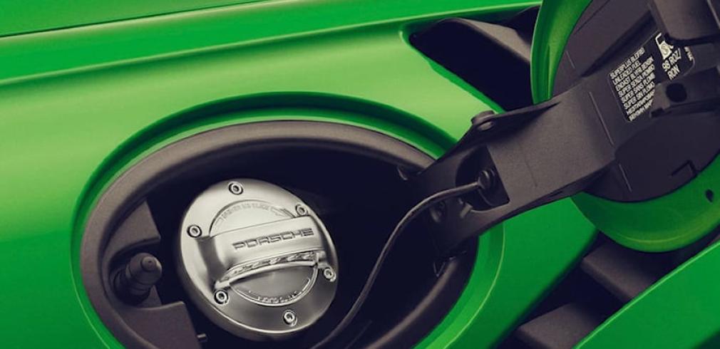 pompe essence voiture porsche verte