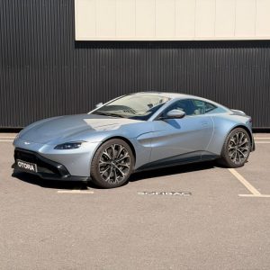 voiture de sport britannique Aston Martin Vantage grise